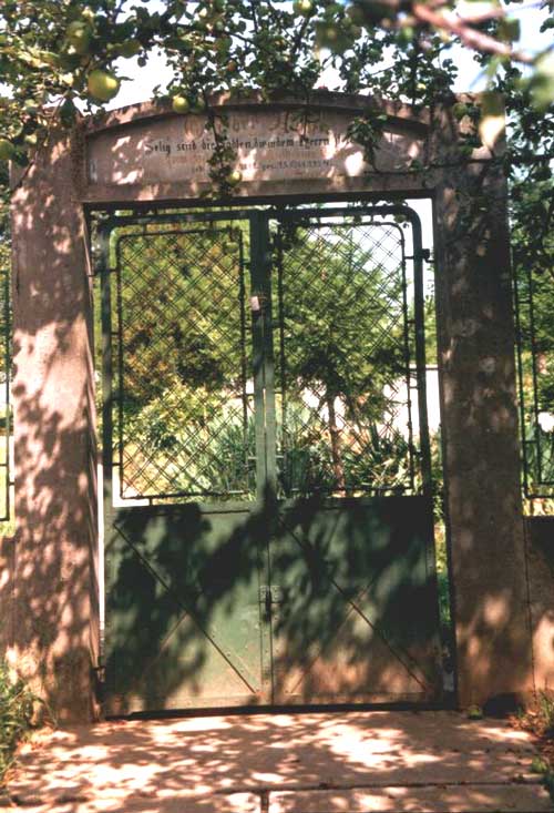 Türen zum Friedhof