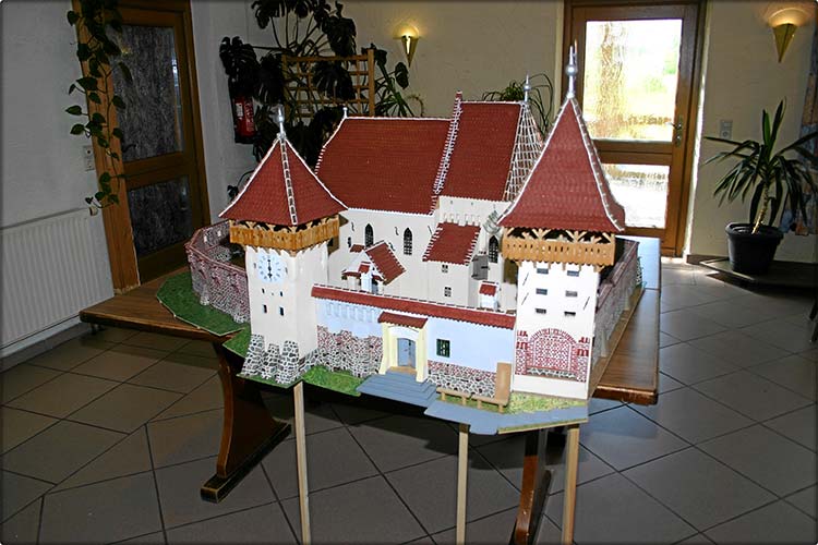 Die Almer Kirchenburg in Miniatur - Hergestellt von Gerhard Schenk sen.