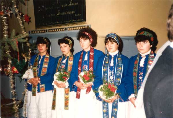 Mädchen in Tracht, an Weihnachten, in der Kirche