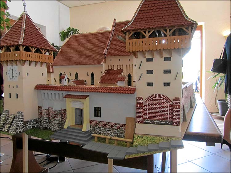 Die Almer Kirchenburg in Miniatur - Hergestellt von Gerhard Schenk sen.