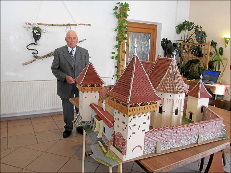 Die Almer Kirchenburg in Miniatur - Hergestellt von Gerhard Schenk sen.