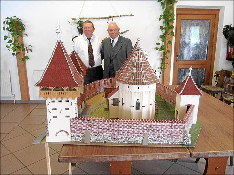 Die Almer Kirchenburg in Miniatur - Hergestellt von Gerhard Schenk sen.