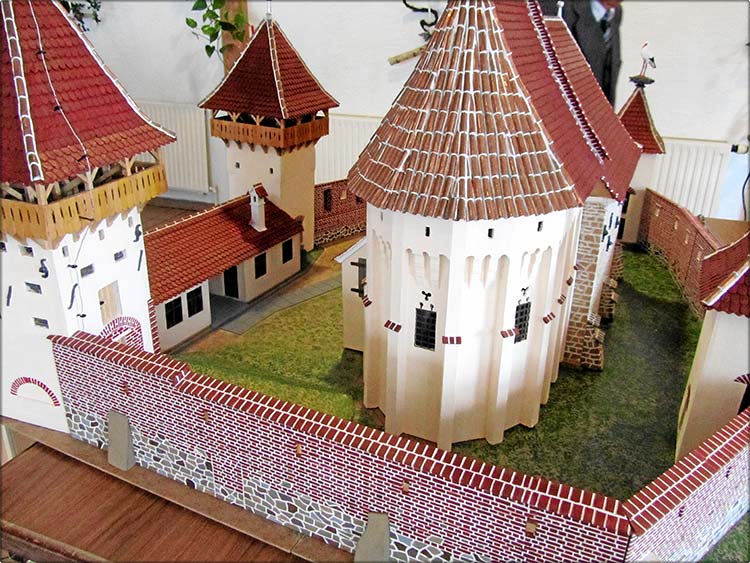 Die Almer Kirchenburg in Miniatur - Hergestellt von Gerhard Schenk sen.